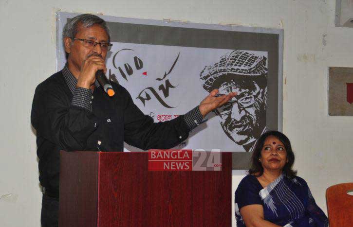 আড্ডার মধ্যমণি কবি জুয়েল মাজহার, মঞ্চে উপবিষ্ট কবিপত্নী শিরীন সুলতানা।
