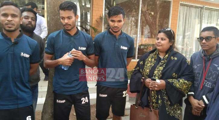 বসুন্ধরা কিংসের খেলোয়াড়দের বরণ করে নিয়েছে বসুন্ধরা কিংস: ছবি-বাংলানিউজ