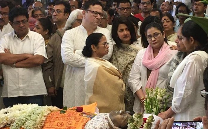 রবীন্দ্রসদনে ফুল-মালায় প্রিয় তাপসকে শেষ শ্রদ্ধাজ্ঞাপন মুখ্যমন্ত্রীর, সান্ত্বনা স্ত্রী-মেয়েকে