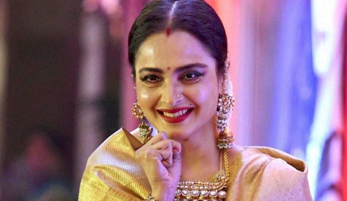 হঠাত পড়ে গেলেন রেখা, ভিডিয়ো প্রকাশ্যে আসতেই ভাইরাল অন্তর্জালে