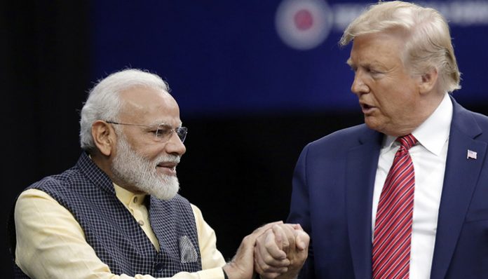 ট্রাম্প আসছেন বলে কথা! বস্তি 'ঢাকতে' পাঁচিল, দুর্গন্ধ রুখতে যমুনায় ছাড়া হল জল