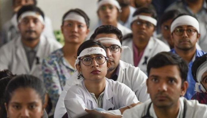 চিকিত্সকদের প্রহার অব্যাহত, তথ্য বলছে, গত আড়াই বছরে হামলার শিকার প্রায় ২০০