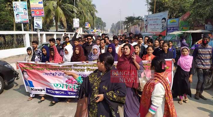 বসুন্ধরা কিংসের আগমণ উপলক্ষ্যে আনন্দ র‌্যালি বের করেছে নীলফামারির জনগণ: ছবি-বাংলানিউজ