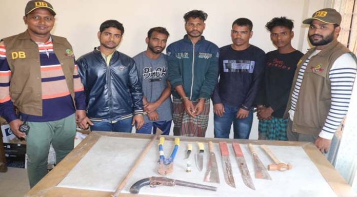 গ্রেফতার ডাকাত চক্রের পাঁচ সদস্য।