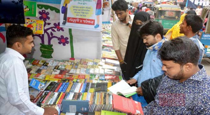বগুড়া বইমেলায় আসা দর্শনার্থী। ছবি: বাংলানিউজ