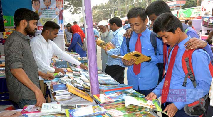 বইমেলায় আসা স্কুল শিক্ষার্থী
