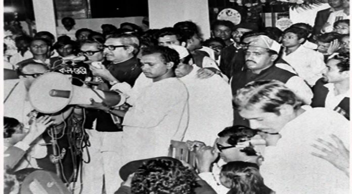 ১৯৭১ সালের একুশে ফেব্রুয়ারিতে শহীদ বেদিতে বঙ্গবন্ধুর সঙ্গে তোফায়েল আহমেদ।