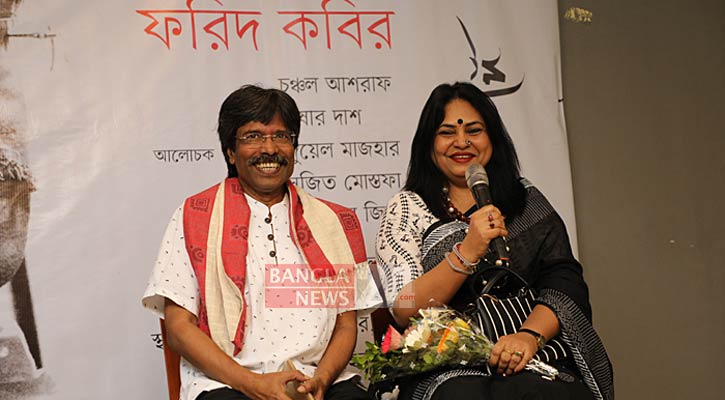ফরিদ কবিরকে নিয়ে কথা বলছেন তার স্ত্রী ঝর্ণা ইয়াসমিন। ছবি: ডিএইচ বাদল