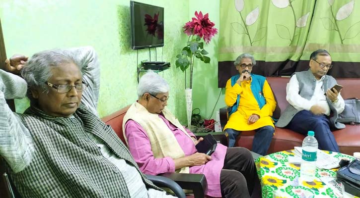 নিমগ্ন হয়ে কবিতা পাঠ শুনছেন কবি কালীকৃষ্ণ গুহ, কবি একরাম আলি, কবি গৌতম চৌধুরী ও অন্যরা