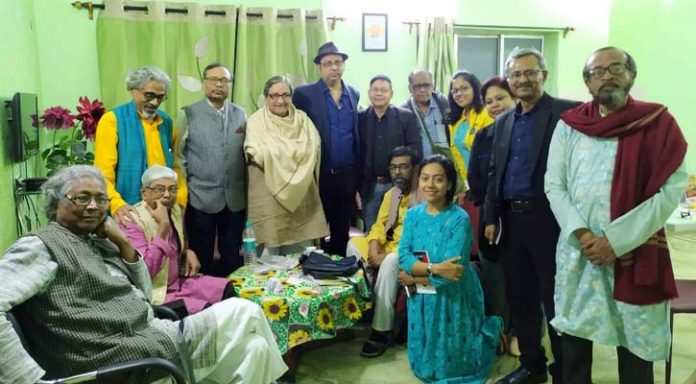ঐহিকের সাহিত্য আড্ডায় কবি গৌতম বসু, একরাম আলি, রাহুল পুরকায়স্থ, গৌতম চৌধুরী, কালীকৃষ্ণ গুহ, জুয়েল মাজহার, তমাল রায় ও অন্যরা
