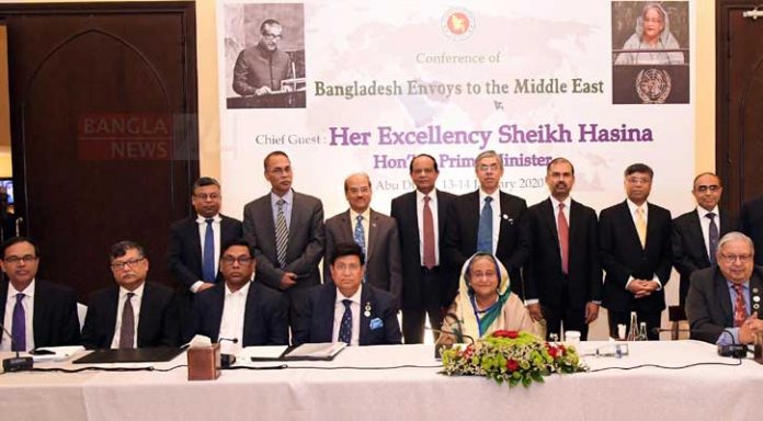 বিভিন্ন দেশের রাষ্ট্রদূতদের সঙ্গে প্রধানমন্ত্রী শেখ হাসিনা/ ছবি- প্রধানমন্ত্রীর প্রেস উইং
