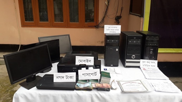 উদ্ধার হওয়া ভুয়া পাসপোর্ট, জন্মসনদ, কম্পিউটার, স্ক্যানার, টাকা