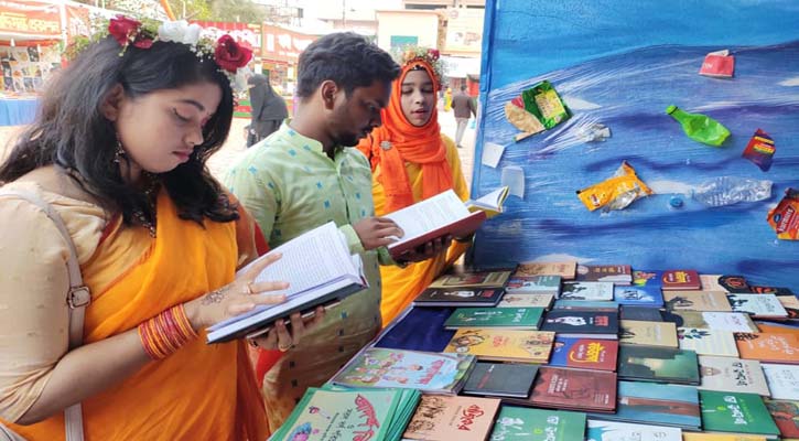 বাসন্তী রঙে সাজলো চট্টগ্রামের বইমেলা। ছবি: বাংলানিউজ