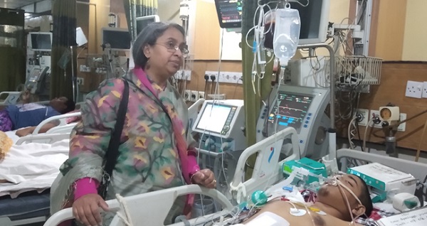 ঢাকা মেডিকেল কলেজ হাসপাতালে চিকিৎসাধীন আহত ঢাকা কলেজের শিক্ষার্থীদের দেখতে যান শিক্ষামন্ত্রী ডা. দীপু মনি
