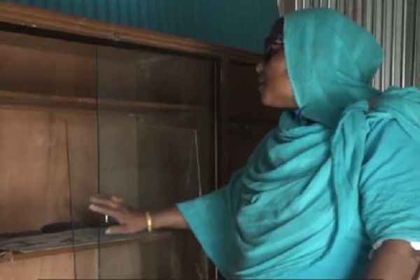 পরিত্যাক্ত হাসপাতালের আসবাবপত্র
