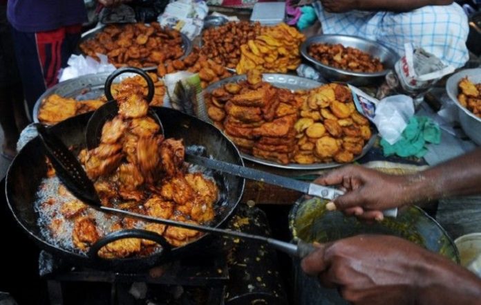 ফুটপাথের খাবারের গুণমান নিয়ে সমীক্ষা পুরসভার, খাওয়ার আগে দেখে নিন সার্টিফিকেট