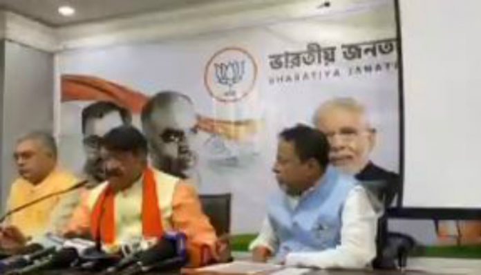 টাকা নিচ্ছেন তৃণমূলের বিধায়ক-মন্ত্রীরা, স্টিং-ভিডিয়ো দেখালেন কৈলাসরা