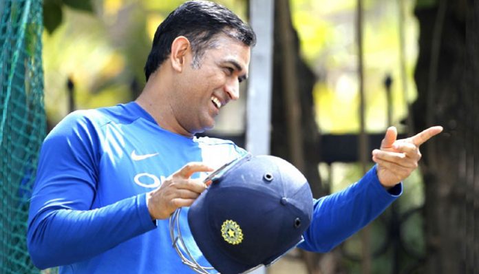 বাইক ছেড়ে এবার রোলার চালাচ্ছেন ধোনি! ভাইরাল ভিডিয়ো