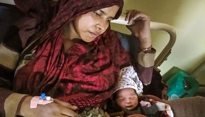 উন্মত্ত জনতার ‘লাথিতে’ শাবানা জন্ম দিলেন ‘মিরাক্যাল বেবি’-র