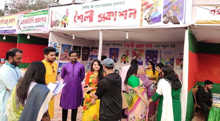 বাসন্তী রঙে সাজলো চট্টগ্রামের বইমেলা। ছবি: বাংলানিউজ
