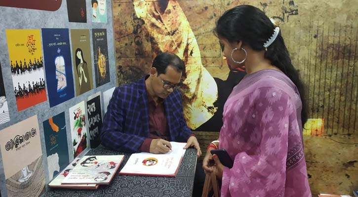 বইমেলায় অটোগ্রাফ দিচ্ছেন কবি শুকলাল দাশ।