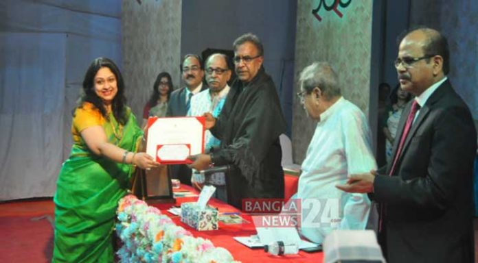 বইমেলার সমাপনীতে সংস্কৃতি প্রতিমন্ত্রী কেএম খালিদসহ অতিথিরা, ছবি: শাকিল আহমেদ