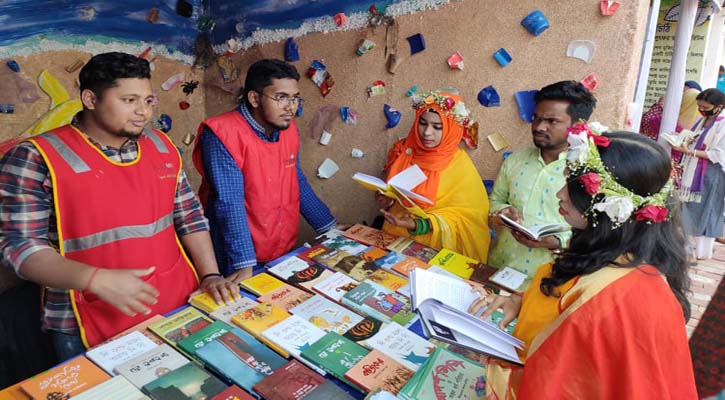 বাসন্তী রঙে সাজলো চট্টগ্রামের বইমেলা। ছবি: বাংলানিউজ