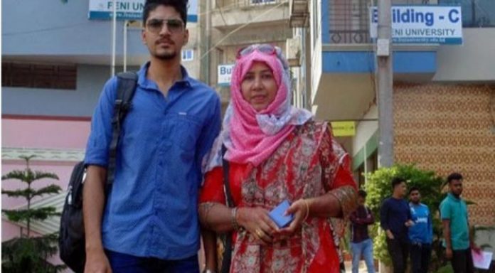মা ও ছেলে। ছবি: সংগৃহীত
