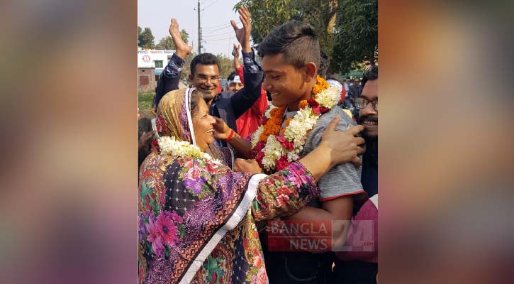 মাশরাফির মা হামিদা মর্তুজা অভিষেককে বুকে জড়িয়ে নেন। পরে নিজ হাতে তাকে মিষ্টি খাইয়ে দেন। 