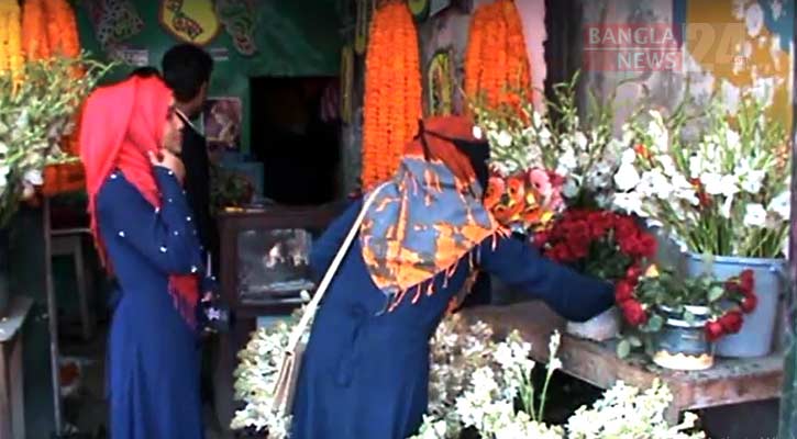 ফুলের দোকানে দুই তরুণী।