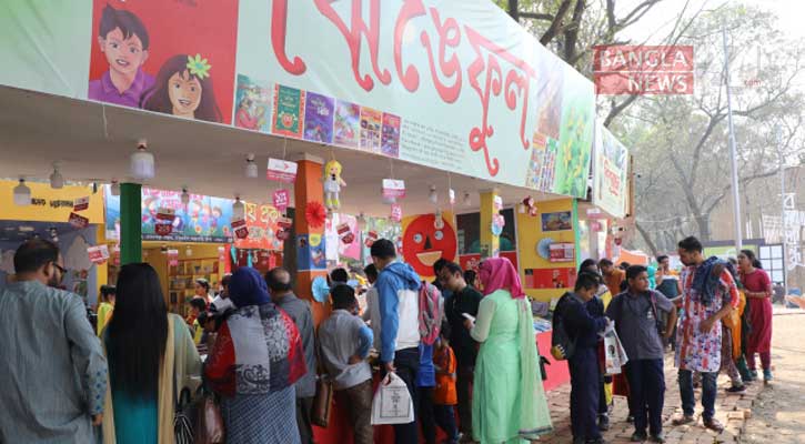 বিভিন্ন স্টলে অভিভাবকদের সঙ্গে ঘুরে ঘুরে বই কিনছে শিশুরা। ছবি: ডিএইচ বাদল/বাংলানিউজ