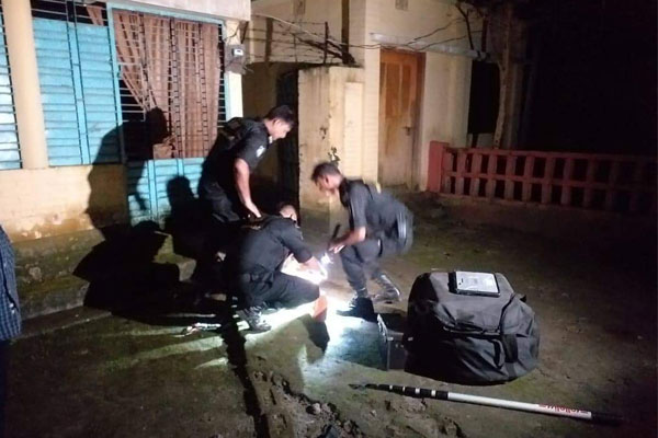 ঢাকা থেকে বোম নিষ্ক্রিয় করতে আসা র‍্যাবের একটি দল ‘বোমা সাদৃশ্য’ বস্তুটি যাচাই-বাছাই করছেন; ছবি: ডেইলি বাংলাদেশ