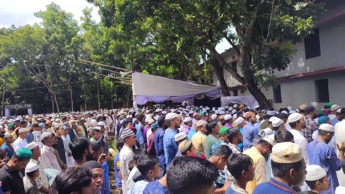 হাটহাজারিতে শোকের মাতম, জানাজায় মানুষের ঢল। ছবি: ডেইলি বাংলাদেশ