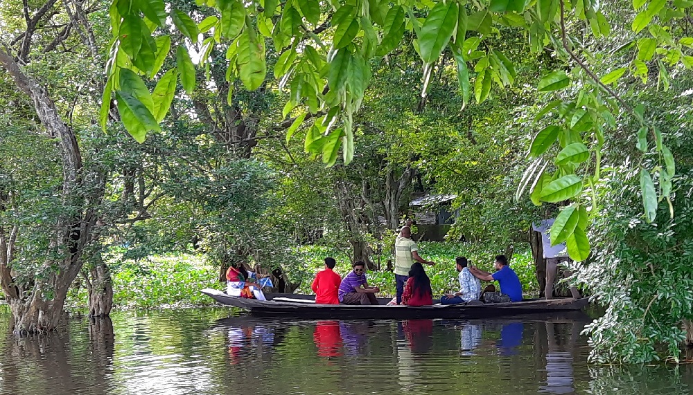 হাওরের বুকে জলের গ্রাম দেখছেন পর্যটকরা
