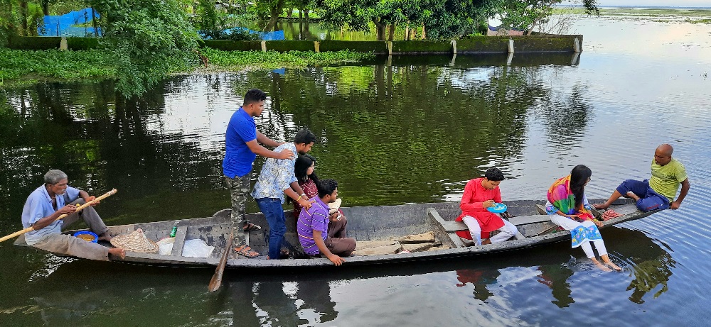 হাওরের বুকে জলের গ্রাম দেখছেন পর্যটকরা