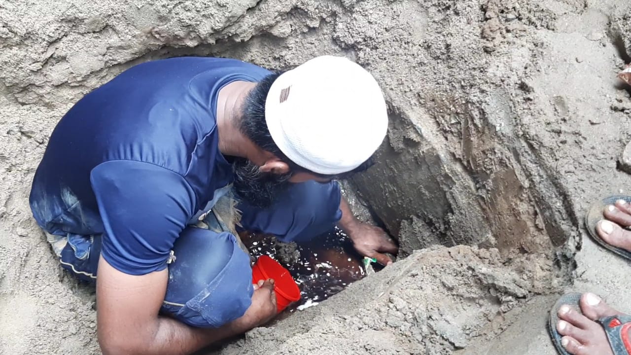 গর্ত খুঁড়তেই উঠছে তেল, বোতল-গ্যালন হাতে ছুটছে সবাই- ছবি: ডেইলি বাংলাদেশ